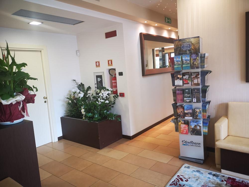 Hotel Clarin 14 By Dori ペスキエーラ・デル・ガルダ エクステリア 写真